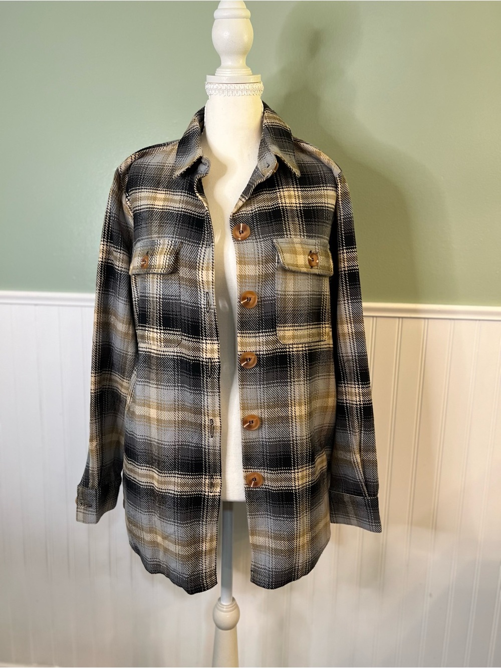 NEW- NY Collection Oversized Black, Cream & Tan Plaid Shacket. Size M